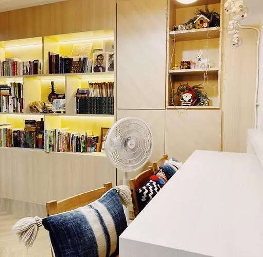 Double Studio, Private Bath & Balcony, Shared Kitchen With Local Family By Pillows & Purrs