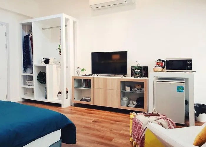 Double Studio, Private Bath & Balcony, Shared Kitchen With Local Family By Pillows & Purrs Apartment