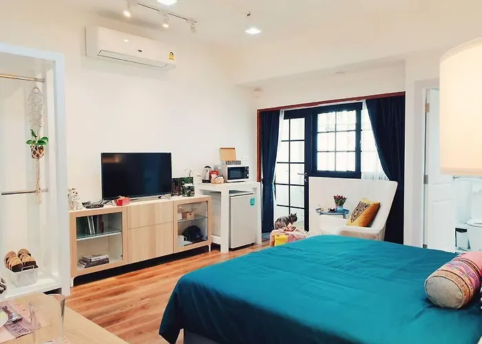 Apartment Double Studio, Private Bath & Balcony, Shared Kitchen With Local Family By Pillows & Purrs