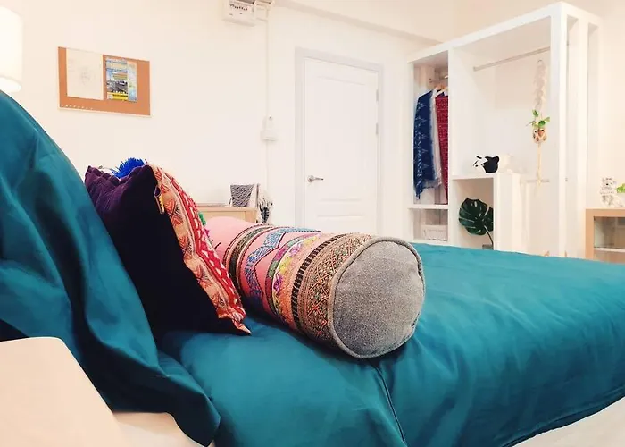 Double Studio, Private Bath & Balcony, Shared Kitchen With Local Family By Pillows & Purrs *