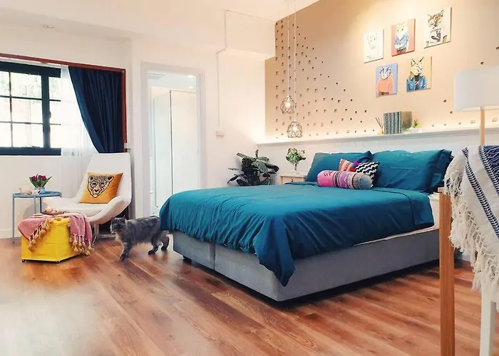 Double Studio, Private Bath & Balcony, Shared Kitchen With Local Family By Pillows & Purrs * Bangkok
