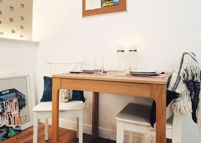 Double Studio, Private Bath & Balcony, Shared Kitchen With Local Family By Pillows & Purrs Apartment